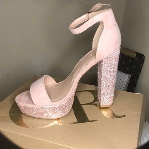 Sparkling high heels pumps